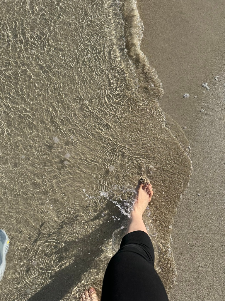 Pies descalzos andando por la orilla de la playa